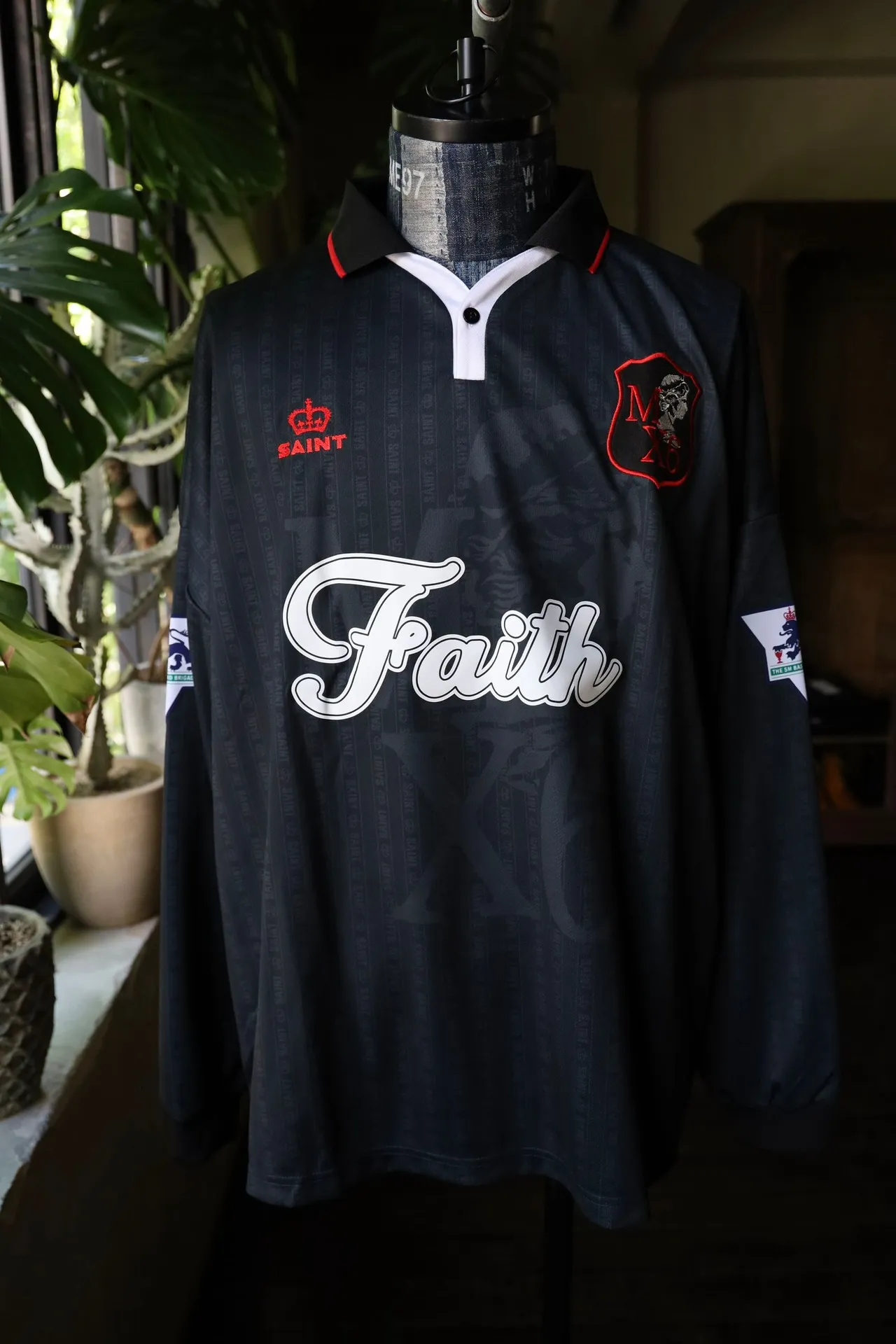 SAINT M×××××× SOCCER SHIRT 'FAITH'/BLK FAITH Football Long Sleeve Black S-XL This design has a lot of craftsmanship Digital fabric printing/front positioning printing laser cutting Offset printing + flocking printing + embossing Imported Behringer machine embroidery Flat machine collar + cuffs Genuine consistent main mark/wash mark/cherub mark
